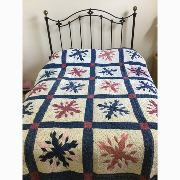 Vintage Quilt // Twin Bed Size - Picture 1 of 7